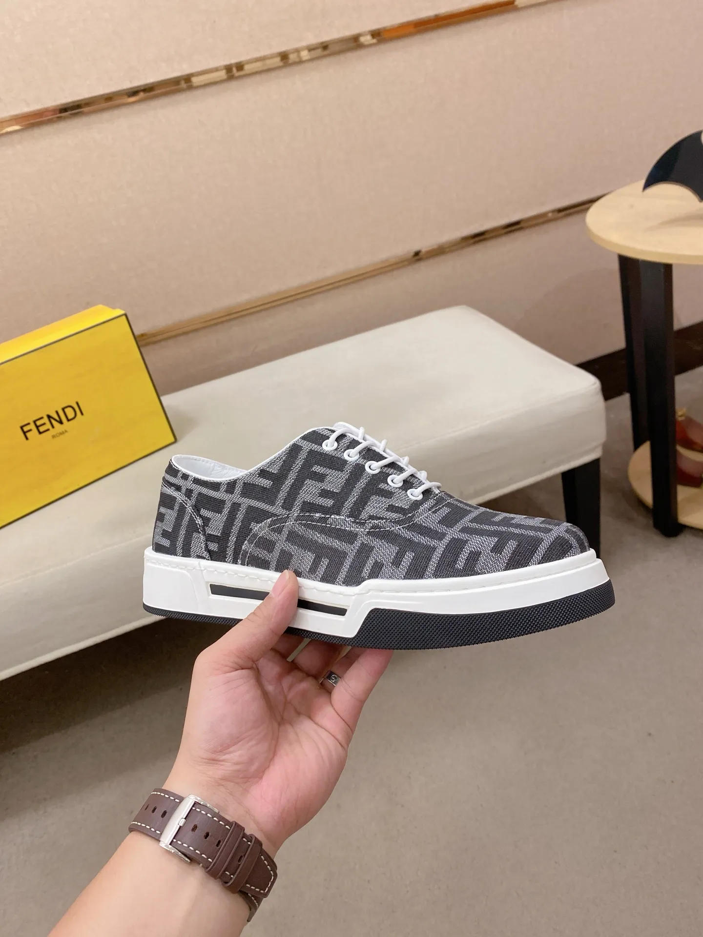 Men's shoes 💰 420💰 (FENDI) New high-top 👊🏻 upper 🇮🇹 imported cowhide fabric 🇩🇪 lining imported sheepskin lining. The original outsole is molded to highlight the identity of every man, and the upper foot is stable and stable🚶🏻🚶🏻The high-end custom counters reproduce the original version📯No matter the wind or rain, the shoe last remains unchanged and can withstand the verification of time🔍️,🔵 Size: 38-44 (45 is custom-made and cannot be returned or exchanged
